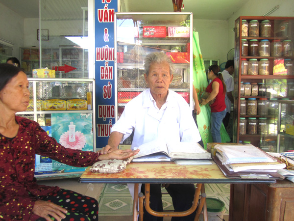 Luơng y Hồ Sĩ Ái bắt mạch cho bệnh nhân