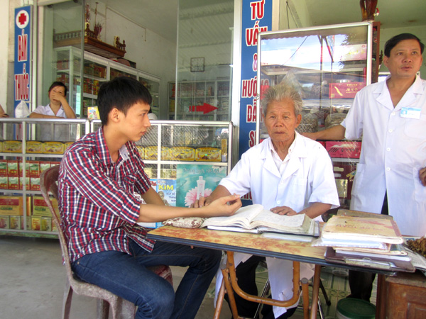 Bắt mạch cho bệnh nhân