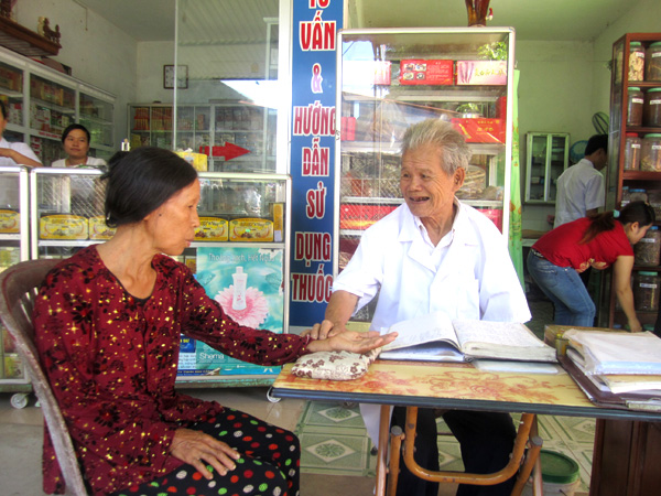 Luơng y Hồ Sĩ Ái bắt mạch cho bệnh nhân