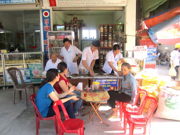 Khám và kê đơn cho bệnh nhân