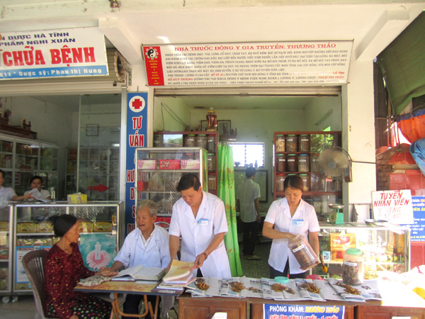 Luơng y Hồ Sĩ Ái bắt mạch cho bệnh nhân