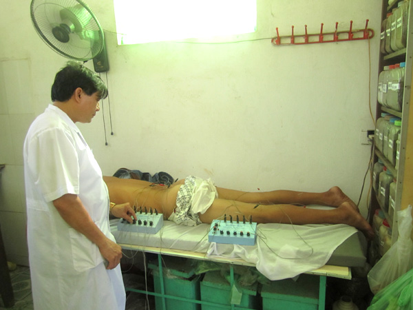 Bác sỹ Hồ Duy Thuơng châm cứu cho bệnh nhân