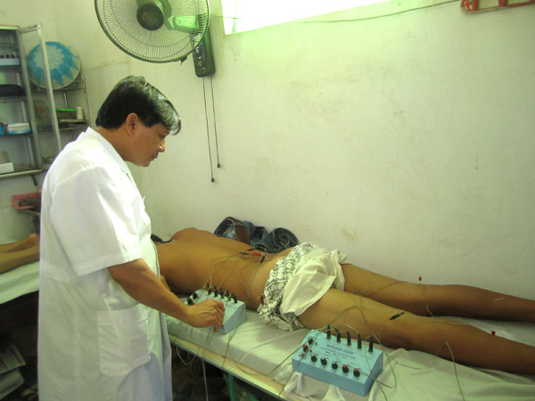 Bác sỹ Hồ Duy Thuơng châm cứu cho bệnh nhân